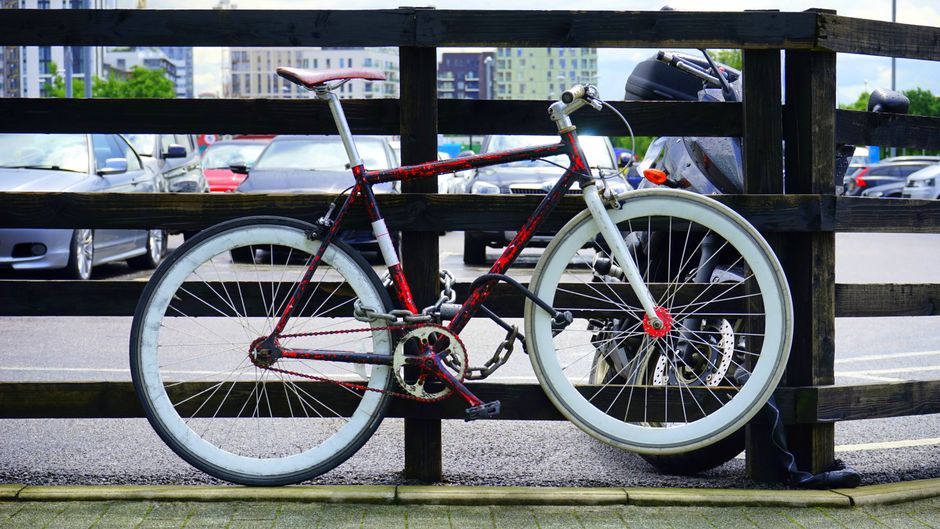 A Realistic Routine for Urban Safety, Dynamo Lights & U-Lock Tactics That Fits a Busy Life