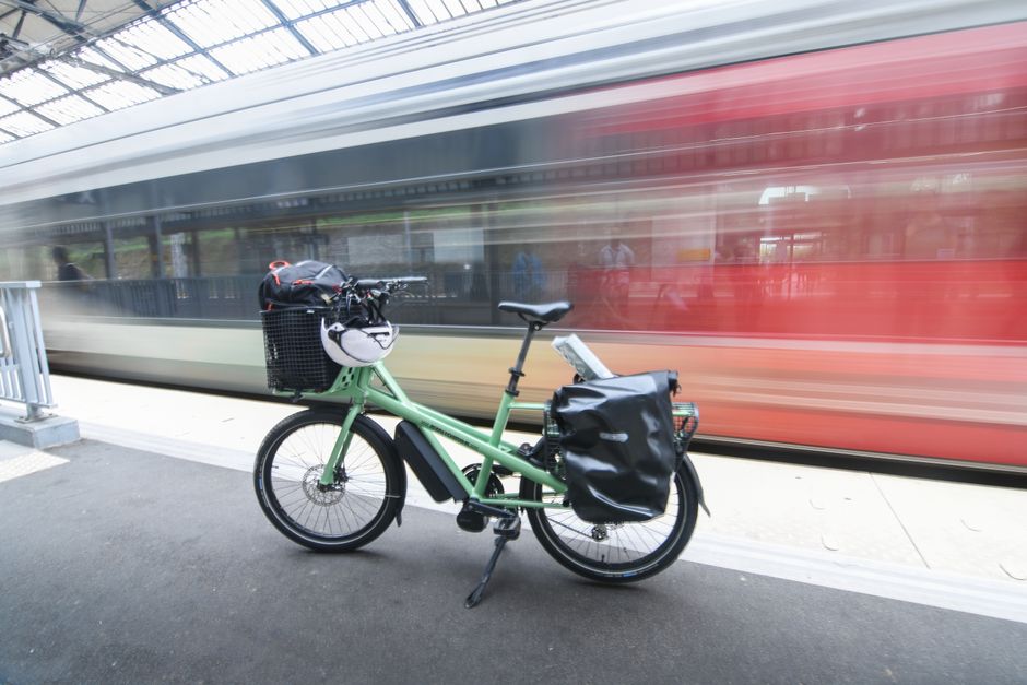 My Golden Rules for All-Weather Commuter Gear & Panniers That Never Let Me Down